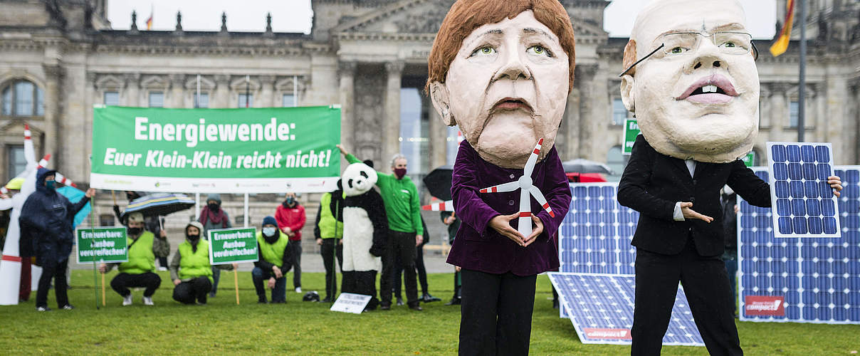 Merkel und Altmaier EEG-Protest © Paul Wagner / WWF