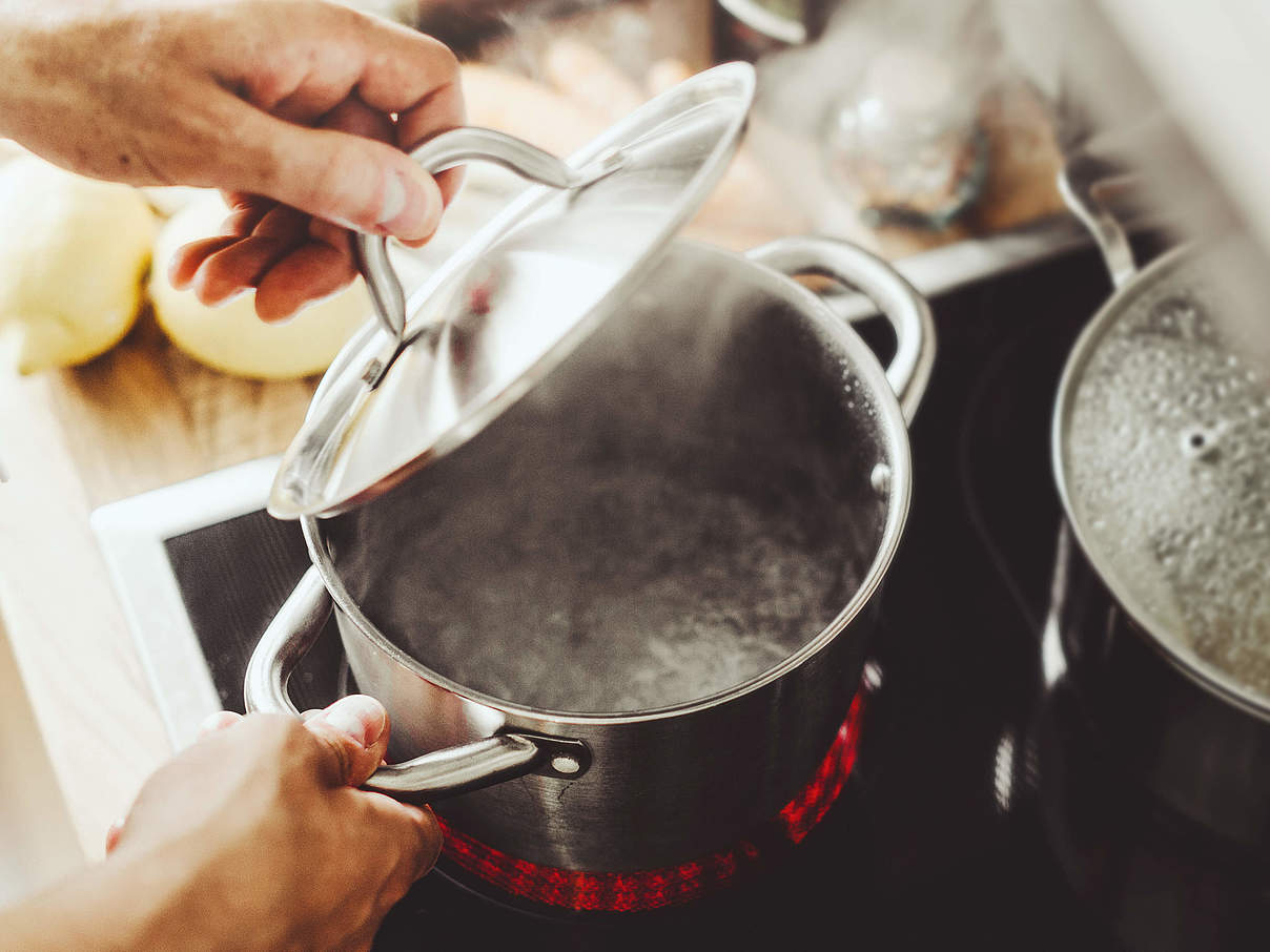 Spart Energie: Kochen mit Deckel © nerudol / iStock / Getty Images Plus