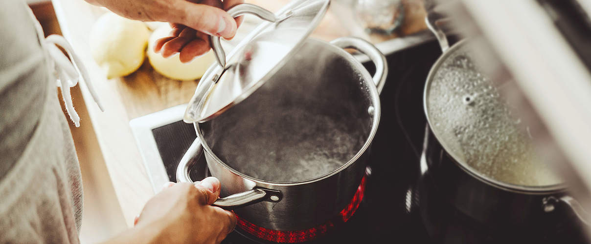 Spart Energie: Kochen mit Deckel © nerudol / iStock / Getty Images Plus