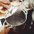 Spart Energie: Kochen mit Deckel © nerudol / iStock / Getty Images Plus
