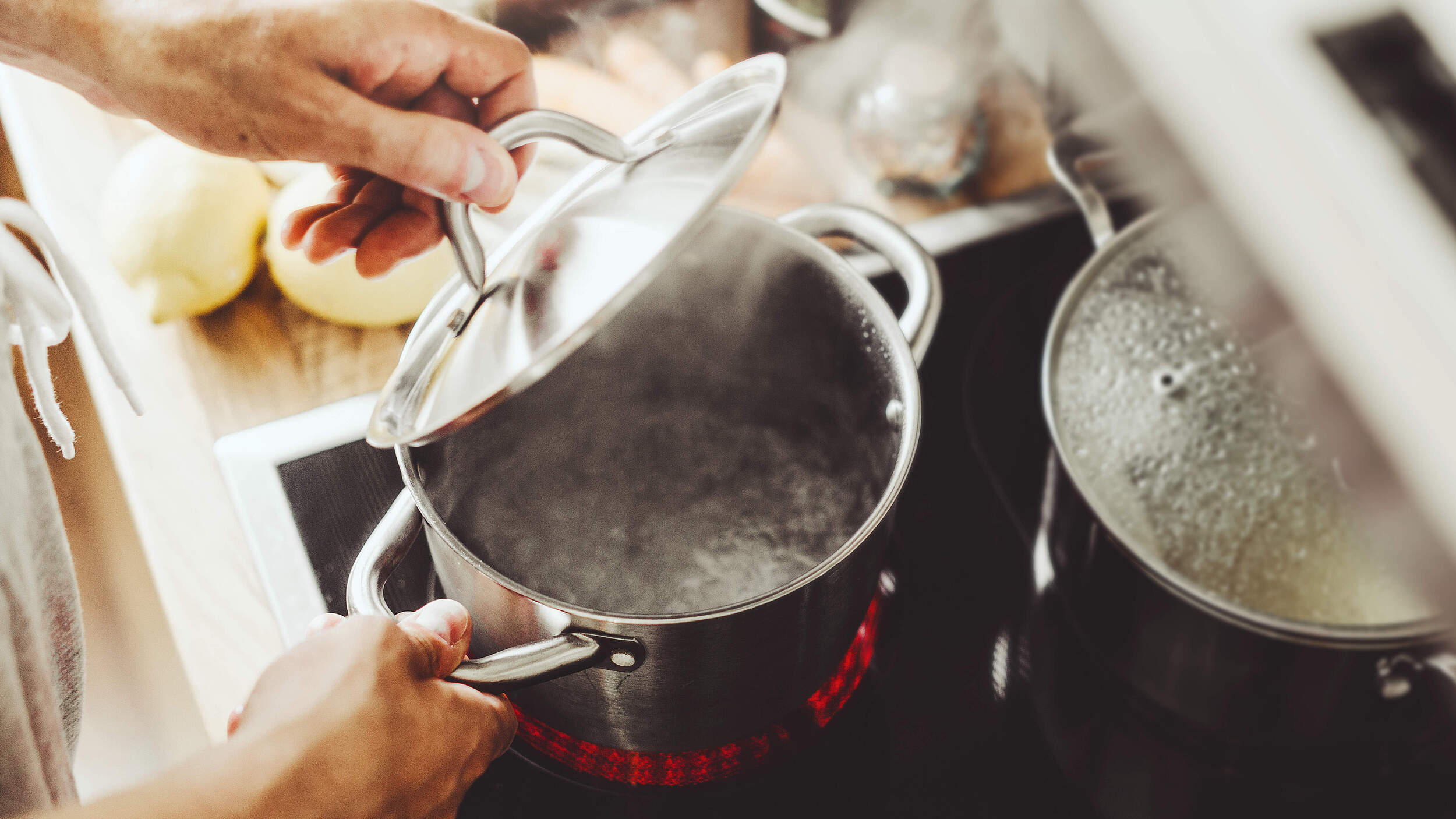 Spart Energie: Kochen mit Deckel © nerudol / iStock / Getty Images Plus