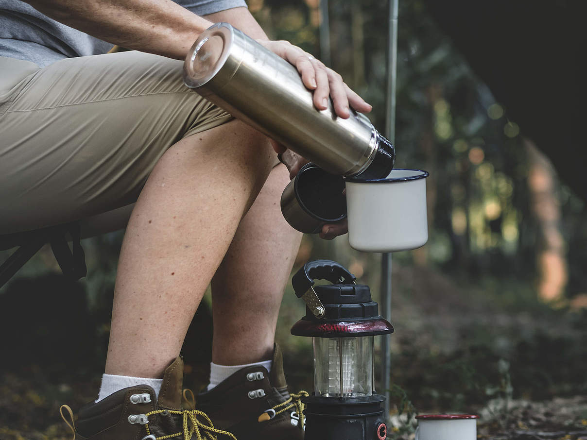 Mehrwegbecher und Trinkflasche © GettyImages