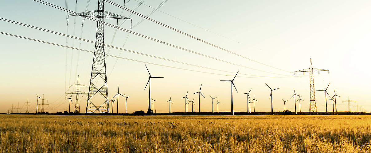 Strommasten und Windkraftanlagen © kflGALORE / iStock / Getty Images