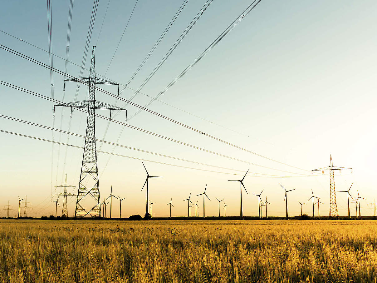 Strommasten und Windkraftanlagen © kflGALORE / iStock / Getty Images