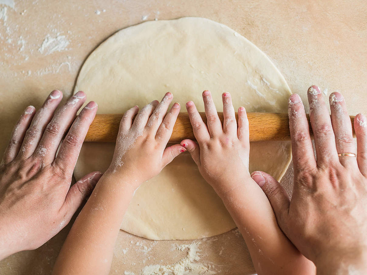 Teig ausrollen © iStock / getty Images Plus