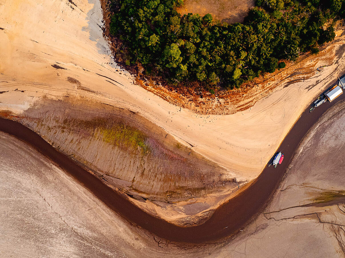 Die ausgetrockneten Sandbänke sind wegen starker Dürreperioden im Rio Negro sichtbar, der Fluss erscheint nur noch als schmaler Kanal.