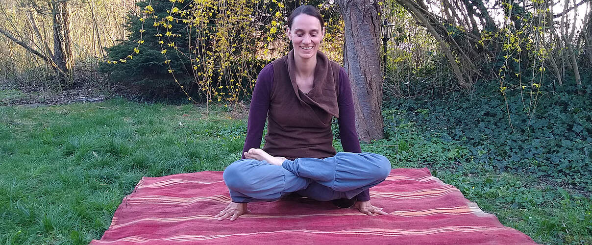 Yoga-Übung „Affenlauf“ 