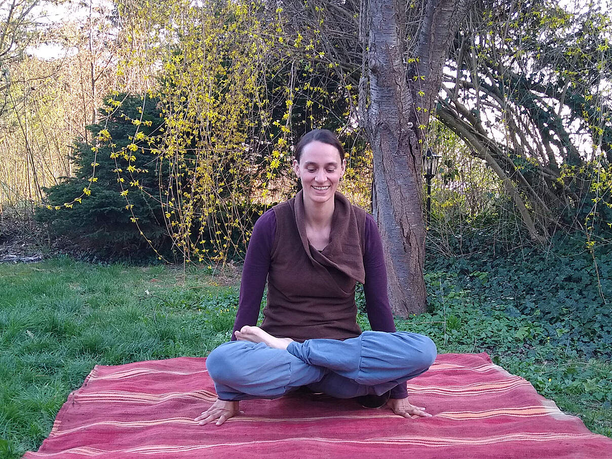 Yoga-Übung „Affenlauf“ 