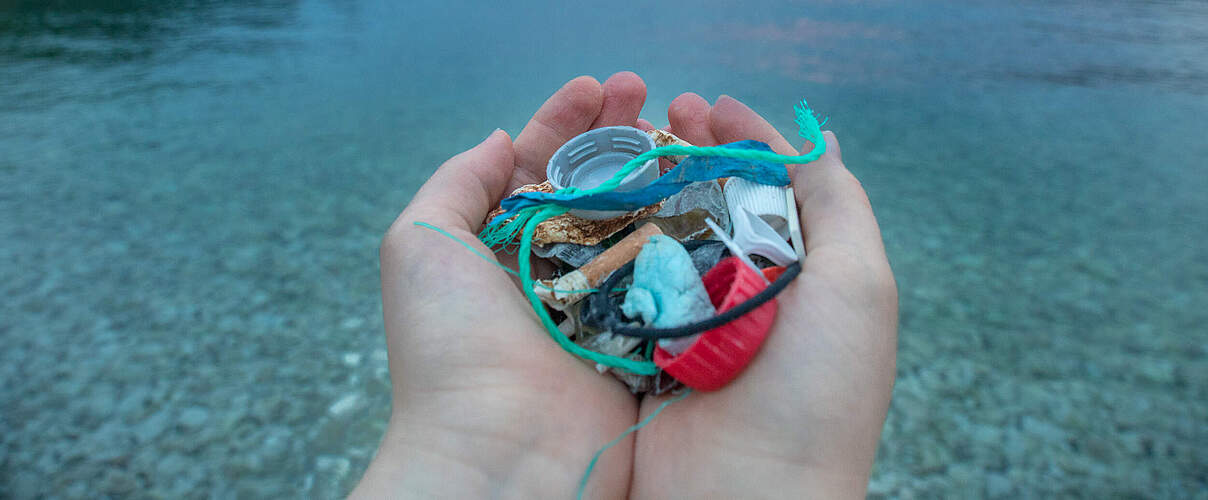 Gesammelter Plastikmüll in der Hand