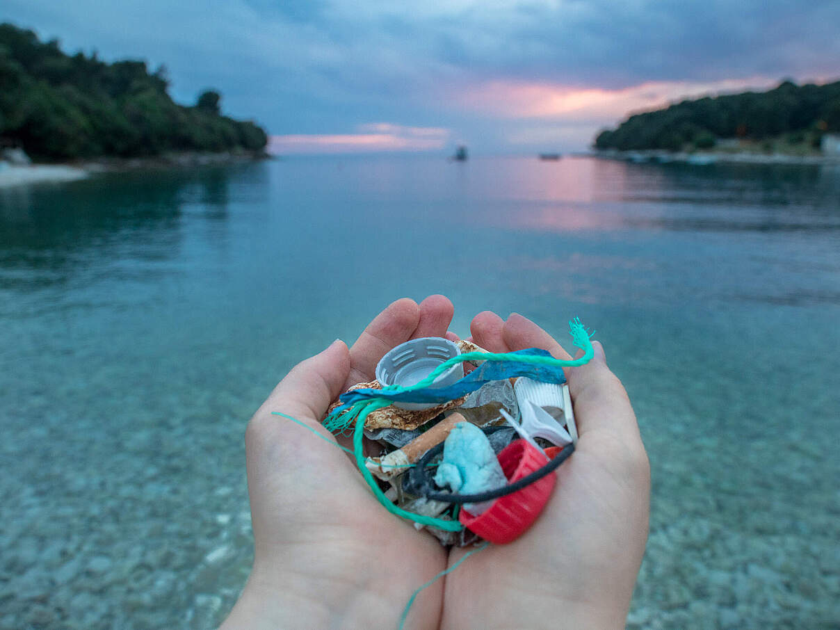 Gesammelter Plastikmüll in der Hand