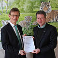 Stephan Opitz (KfW) und Christoph Heinrich (WWF) mit dem neuen Kooperationsabkommen © Jörg-Andreas Krüger / WWF
