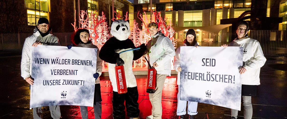 Der WWF mit einer bildstarken Botschaft deutlich mehr Klimaschutz von der deutschen Bundesregierung