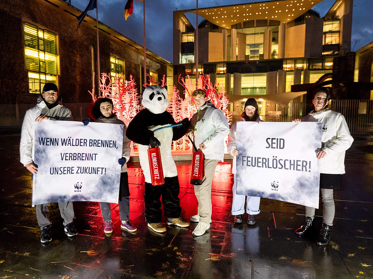 Der WWF mit einer bildstarken Botschaft deutlich mehr Klimaschutz von der deutschen Bundesregierung