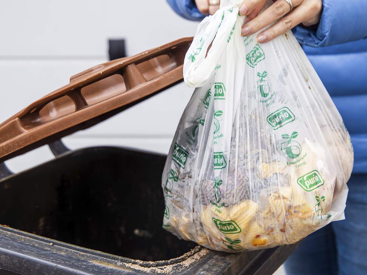 Biologisch abbaubare Müllbeutel sind ungeeignet für die Biotonne © imageBROKER / Udo Herrmann