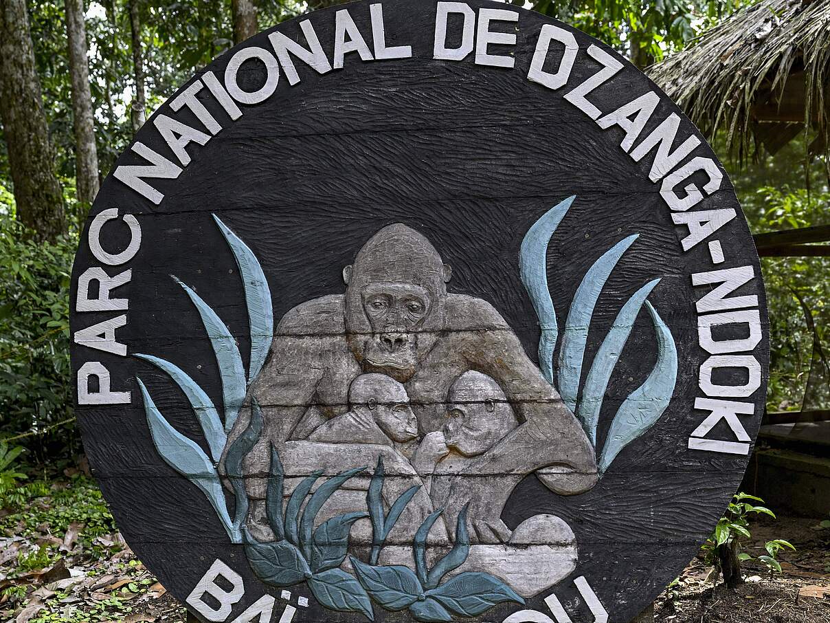 Schild am Eingang zum Nationalpark Dzanga-Ndoki, Baï-Hokou, Unesco-Weltnaturerbe.