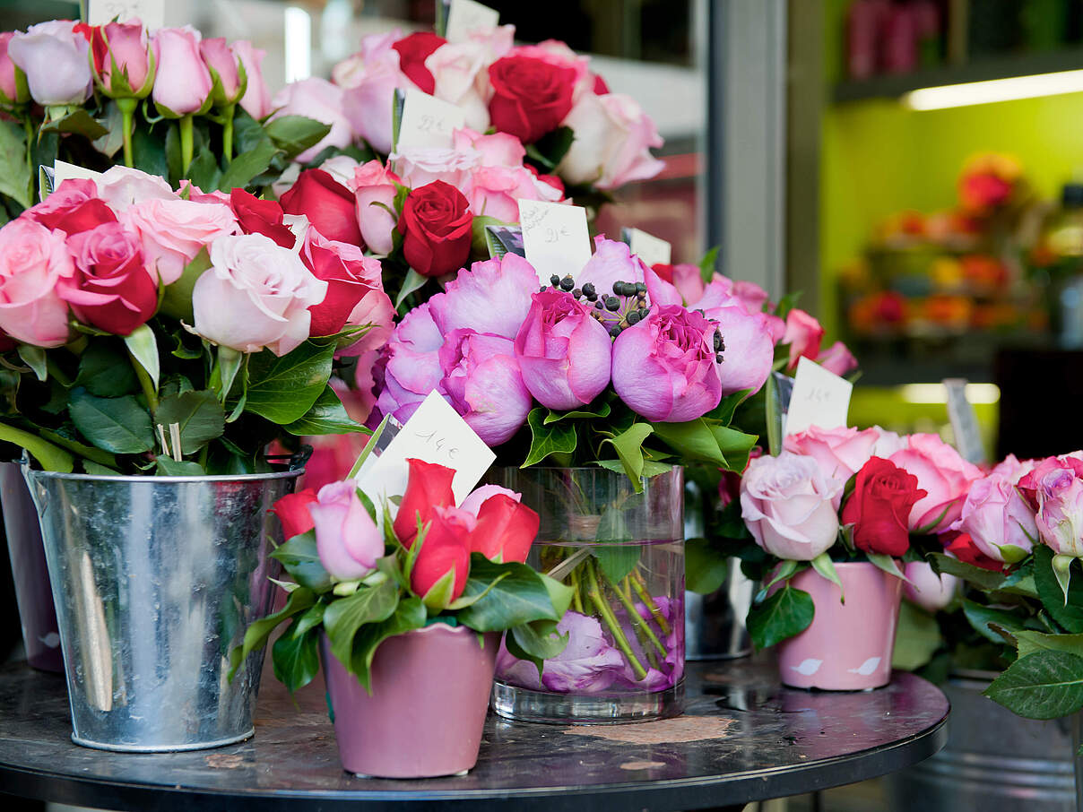 Rosen vor einem Blumengeschäft