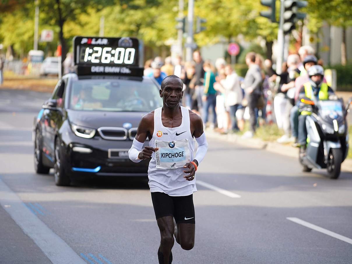 Eliud Kipchoge während seines Weltrekord-Laufs in Berlin 2018 © imago / Stefan Zeitz