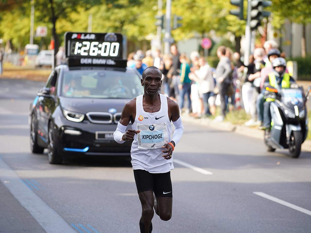 Eliud Kipchoge während seines Weltrekord-Laufs in Berlin 2018 © imago / Stefan Zeitz Eliud Kipchoge während seines Weltrekord-Laufs in Berlin 2018 © imago / Stefan Zeitz