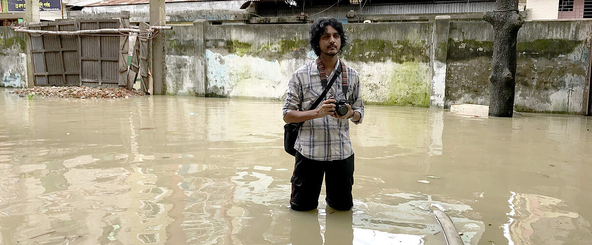 Fotograf im überfluteten Bangladesch