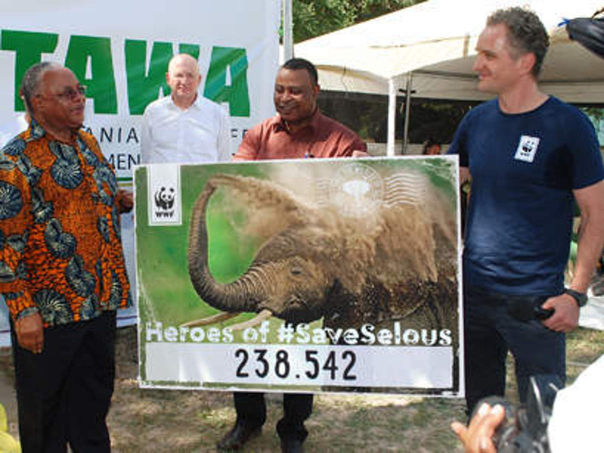 Save Selous Uebergabe Petition © WWF