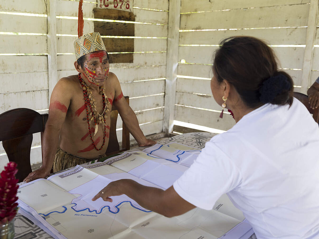 Ein Mitglied der indigenen Gemeinschaft in Peru spricht mit einer WWF-Mitarbeiterin über Probleme beim illegalen Bergbau © WWF US / Yawar Films