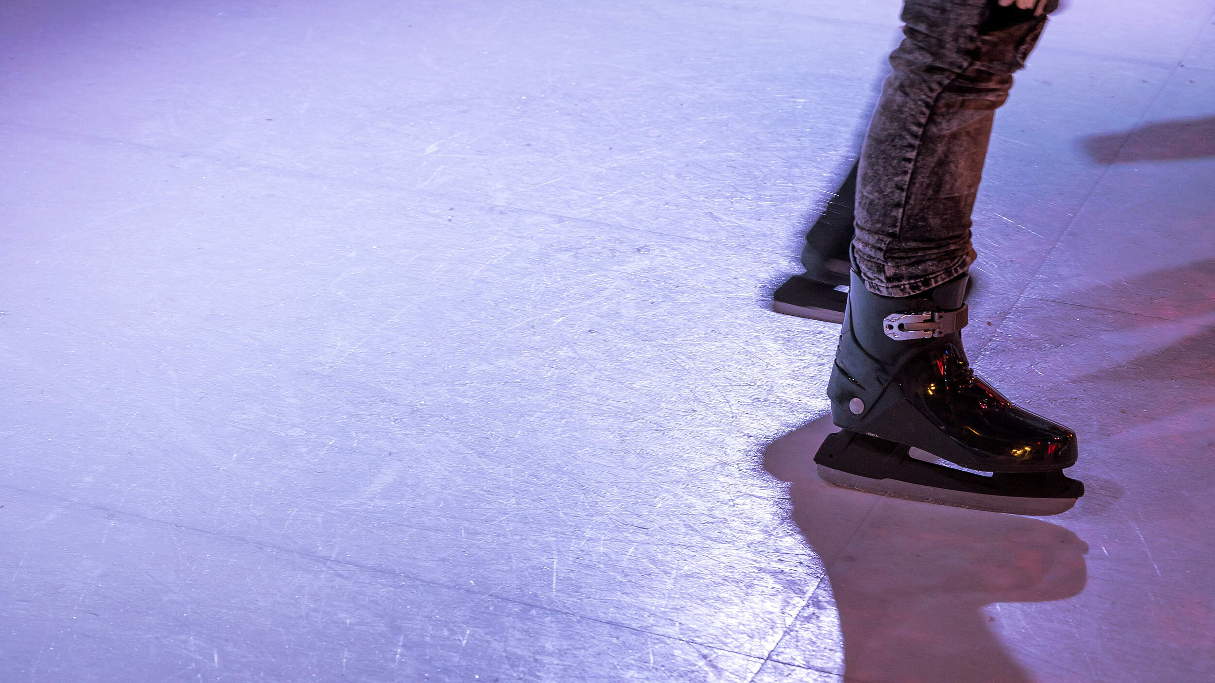 Kunststoff-Eisbahn © Ralf Geithe / iStock / Getty Images