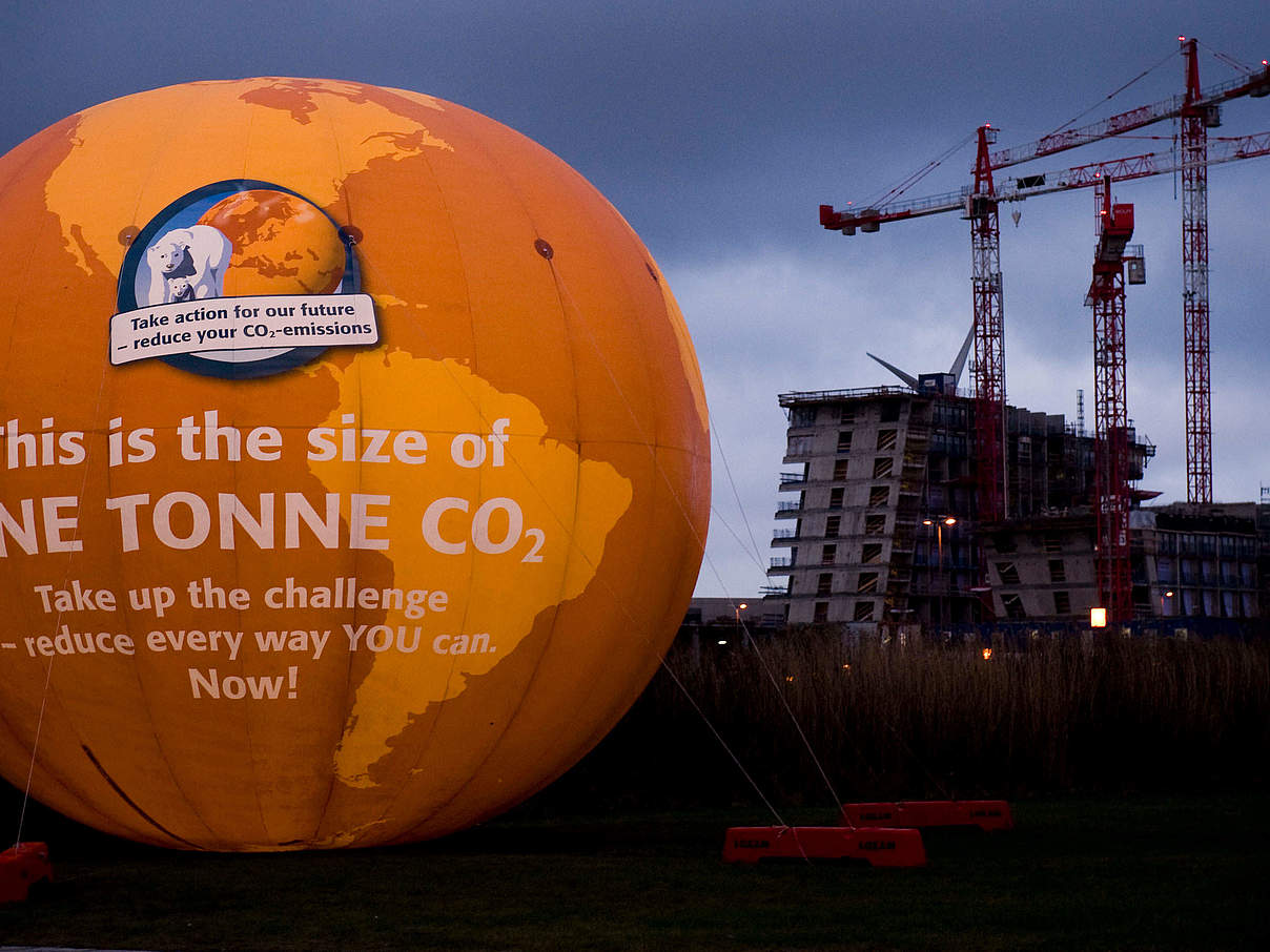 Eine Tonne CO2 / COP 15 © Richard Stonehouse / WWF