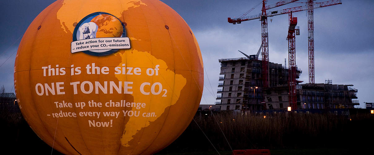 Eine Tonne CO2 / COP 15 © Richard Stonehouse / WWF