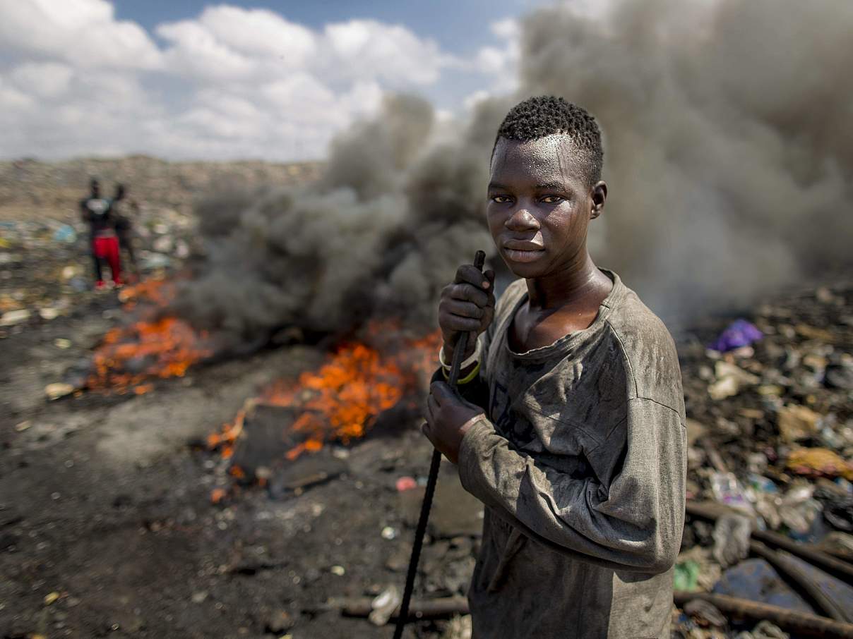 Jugendlicher verbrennt Elektroaltgeräte in Agbogbloshie, Accra (Ghana) © IMAGO / photothek