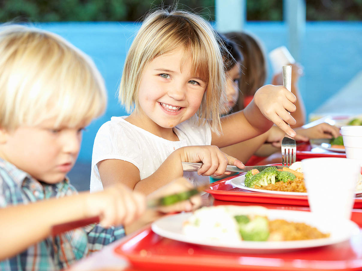 Kinder essen in der Schule © iStock / GettyImages