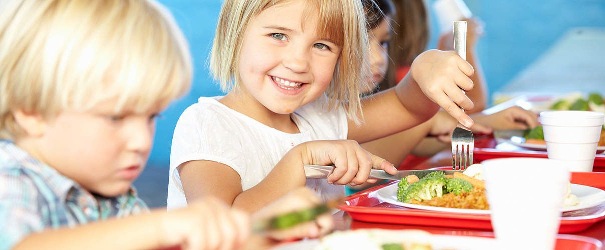 Kinder essen in der Schule © iStock / GettyImages