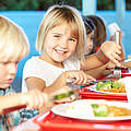 Kinder essen in der Schule © iStock / GettyImages