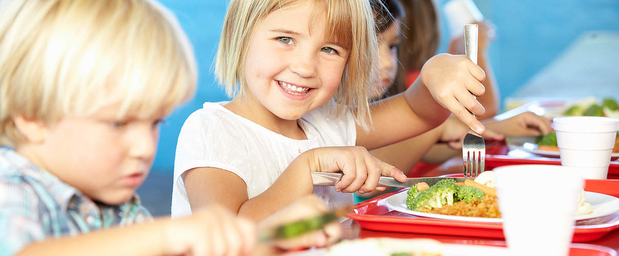 Kinder essen in der Schule © iStock / GettyImages