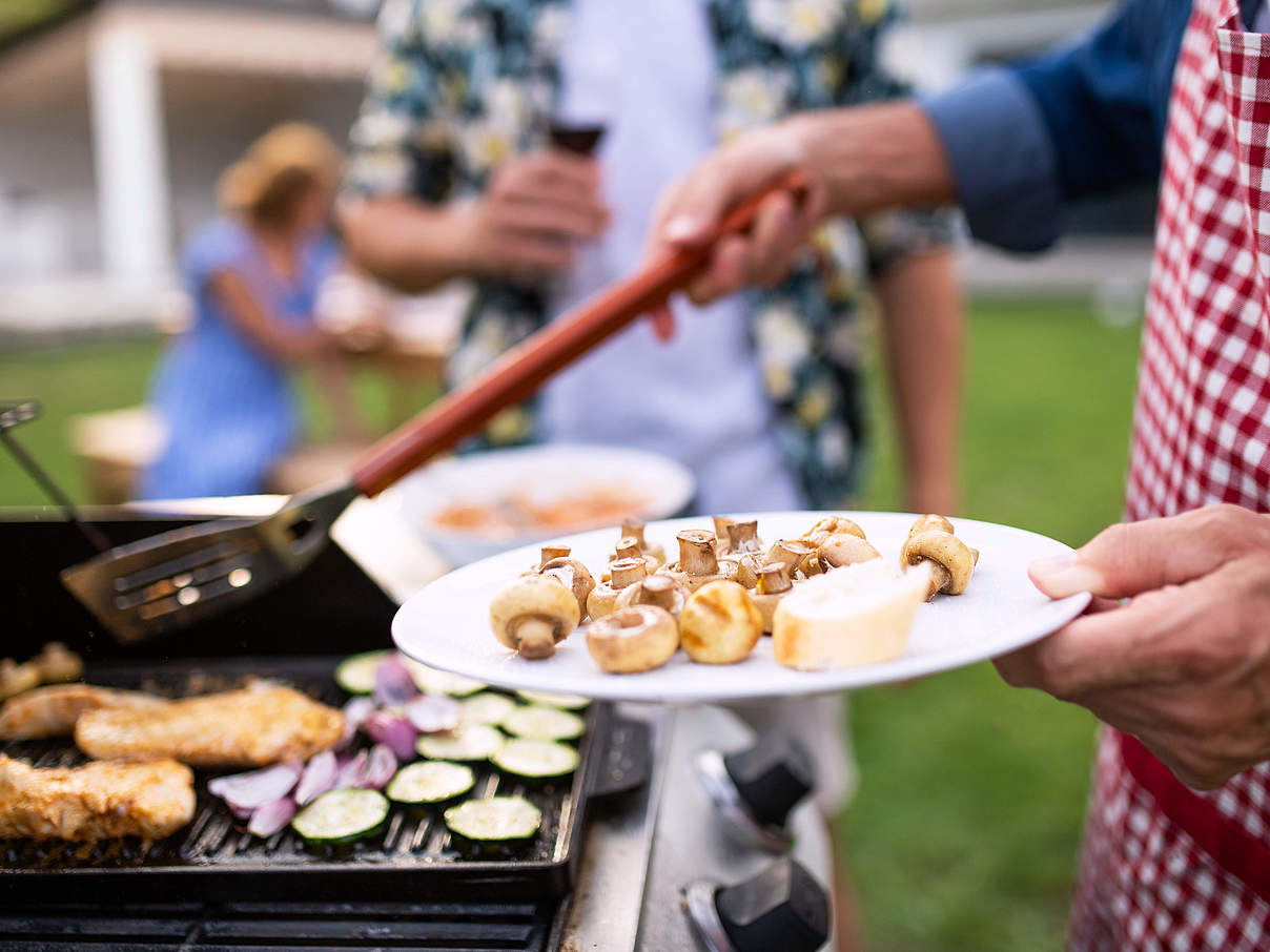 Grillen im Garten © halfpoint / iStock / Getty Images