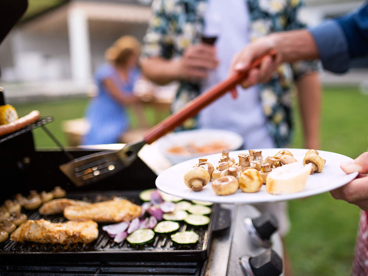 Grillen im Garten © halfpoint / iStock / Getty Images