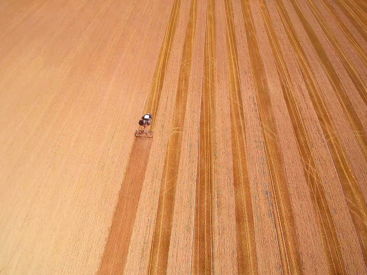 Traktor auf einem Getreidefeld