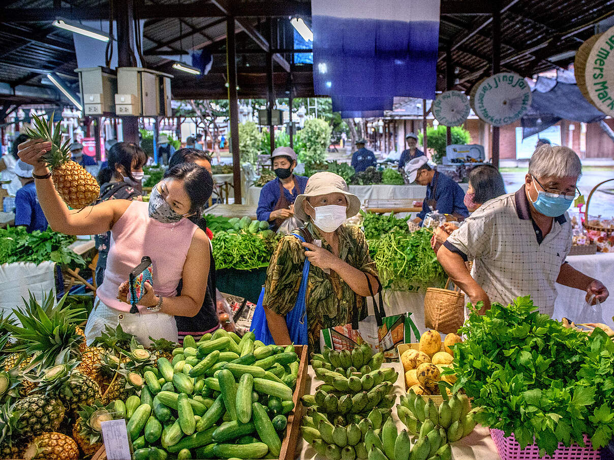 Bauernmarkt mit Erzeugnissen aus dem Projektgebiet in Thailand © Jittrapon Kaicome / WWF Thailand