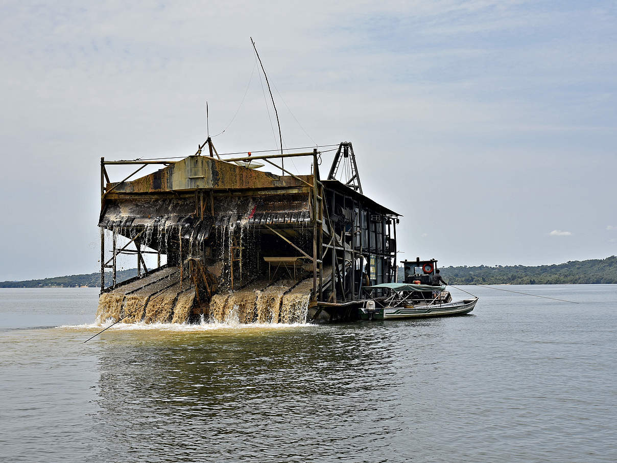 Goldgräberschiff im Rio Tapajòs © Adriano Gambarini / WWF-Brazil