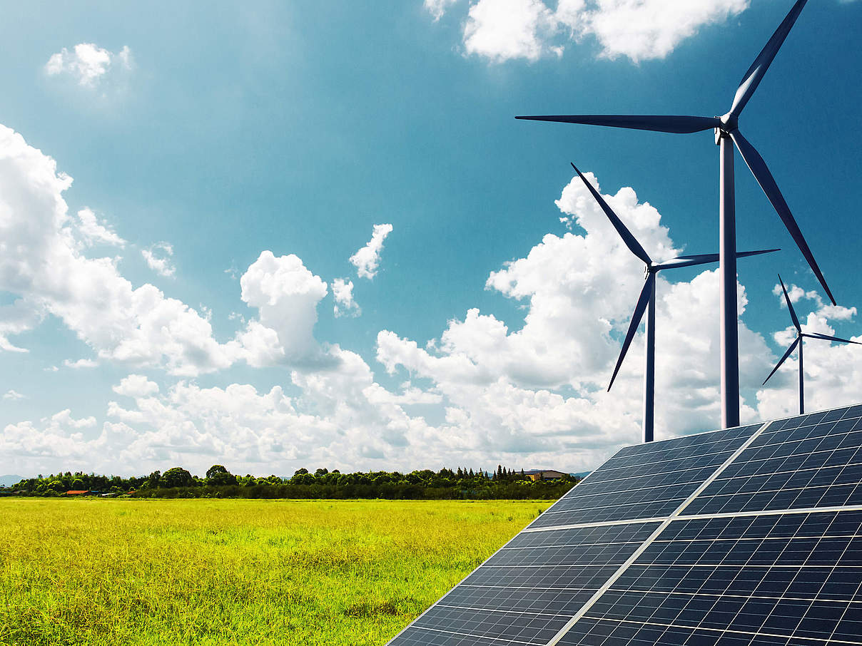 Windkraftanlagen und Solaranlagen überbrücken bei Energiemangel © undefined undefined / iStock / Getty Images