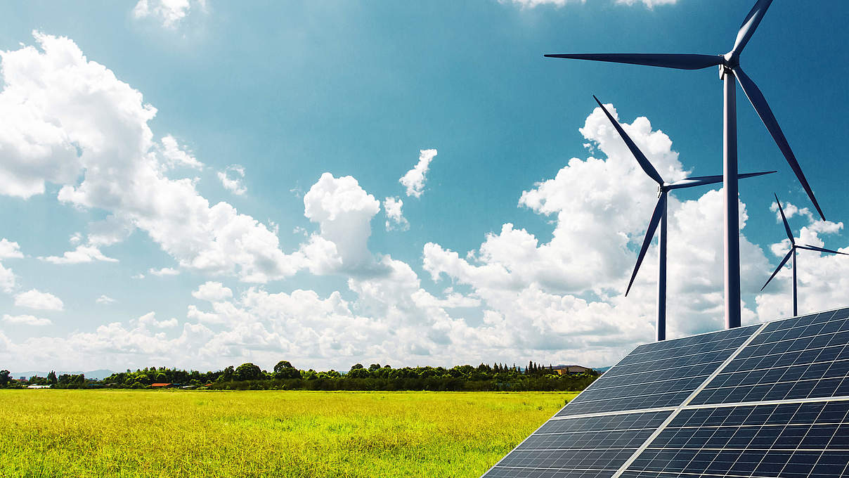 Windkraftanlagen und Solaranlagen überbrücken bei Energiemangel © undefined undefined / iStock / Getty Images