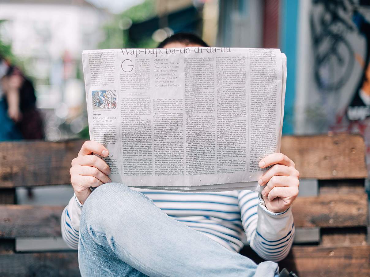 Vielleicht landet Ihre Pressemitteilung zur Earth Hour in der lokalen Print-Presse? © Roman Kraft / Unsplash Ein Mann liest eine Zeitung. © Roman Kraft / Unsplash