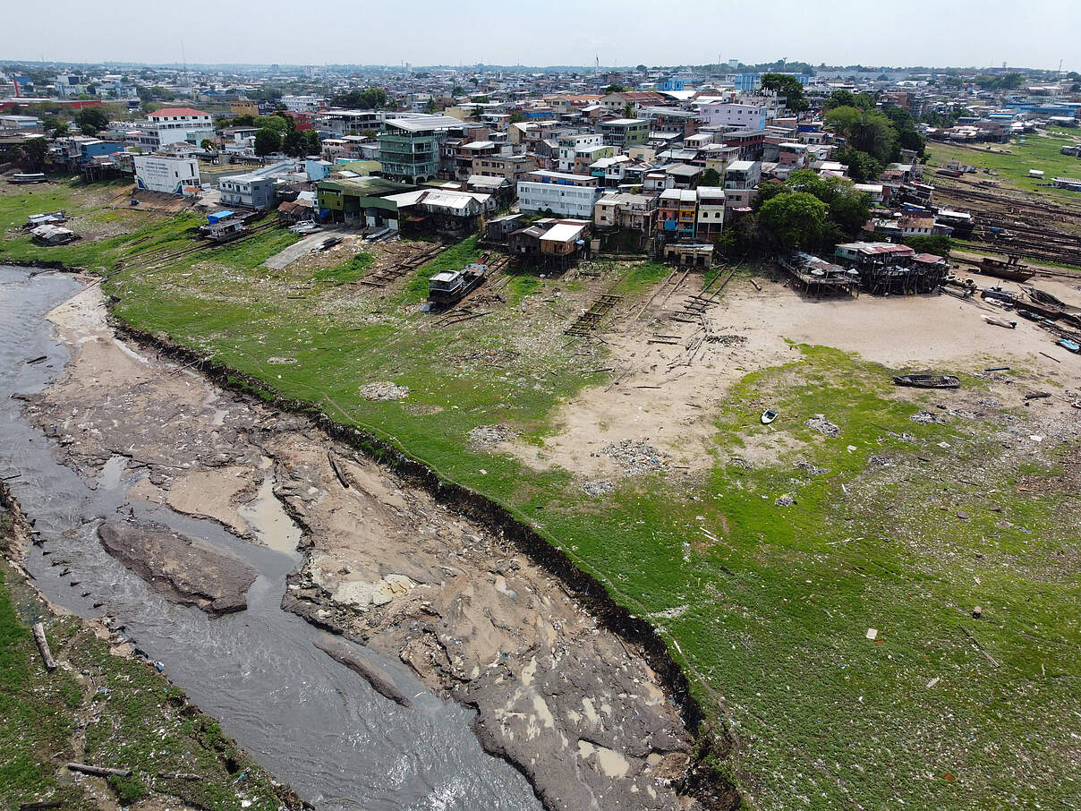 Nur noch ein Rinnsaal: Der Rio Negro bei Manaus © IMAGO/Fotoarena