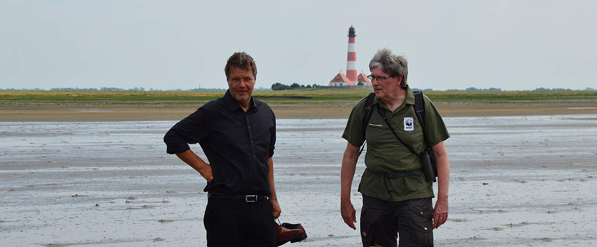 Robert Habeck und Hans-Ulrich Rösner im Watt © Annkatrin Weber / WWF