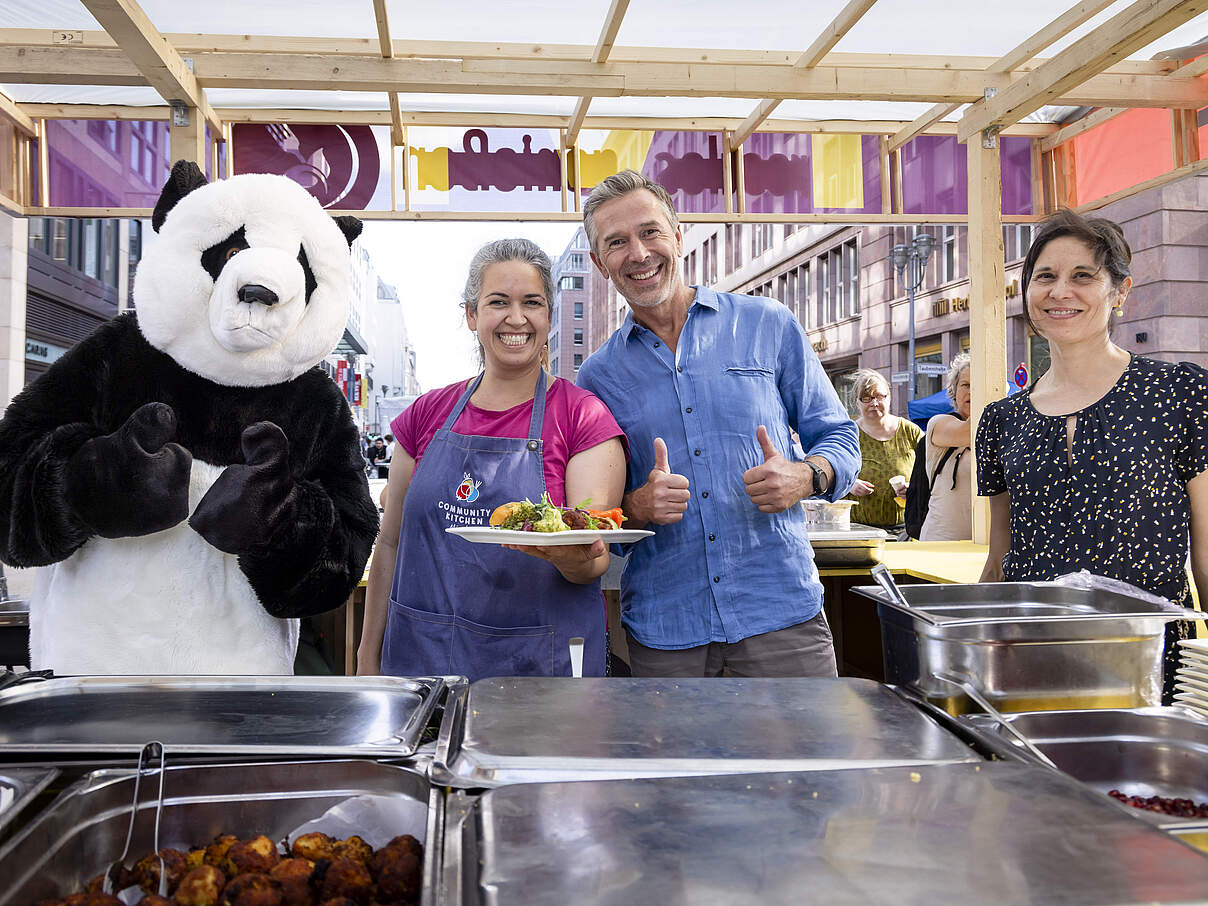 Panda und Dirk Steffens besuchen das Community Kitchen-Team auf dem WWF Aktionstag "Restlos Genießen" © Jörg Farys / WWF