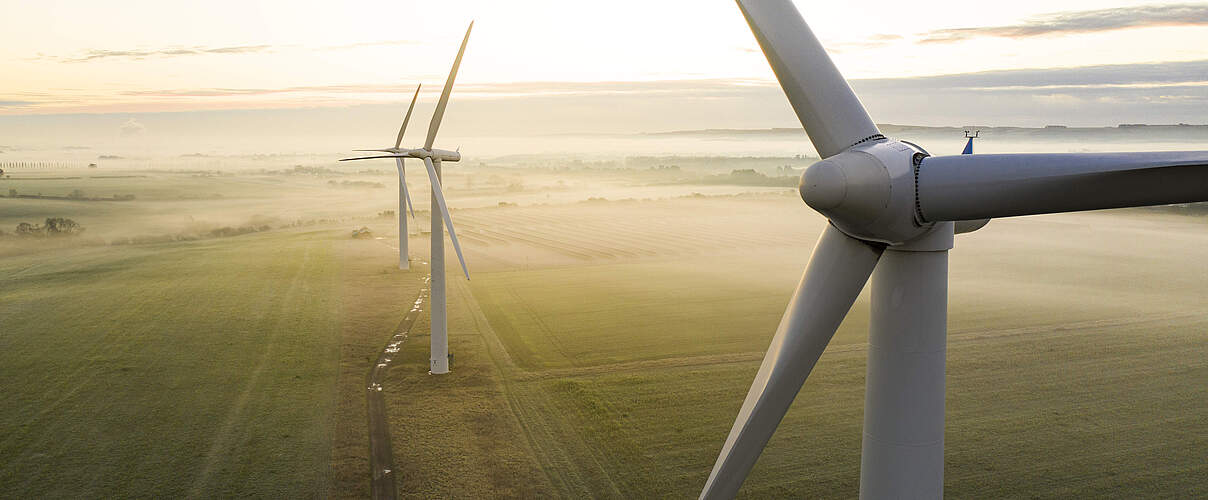Windkrafträder auf einem Feld
