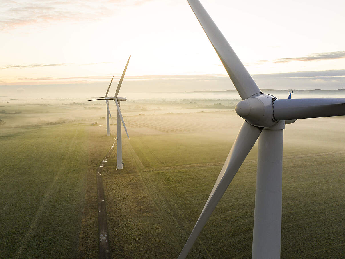 Windkrafträder auf einem Feld