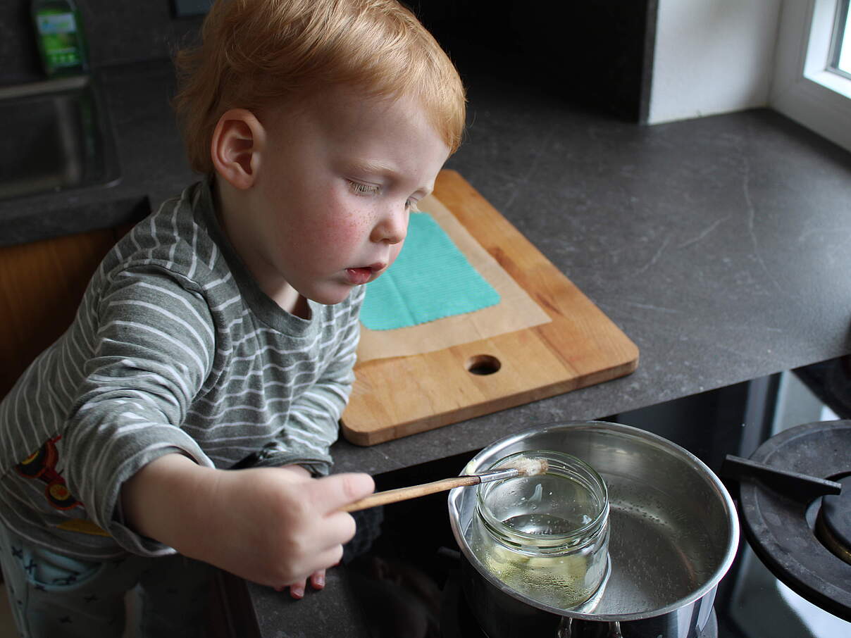 Wachs schmelzen für ein Bienenwachstuch