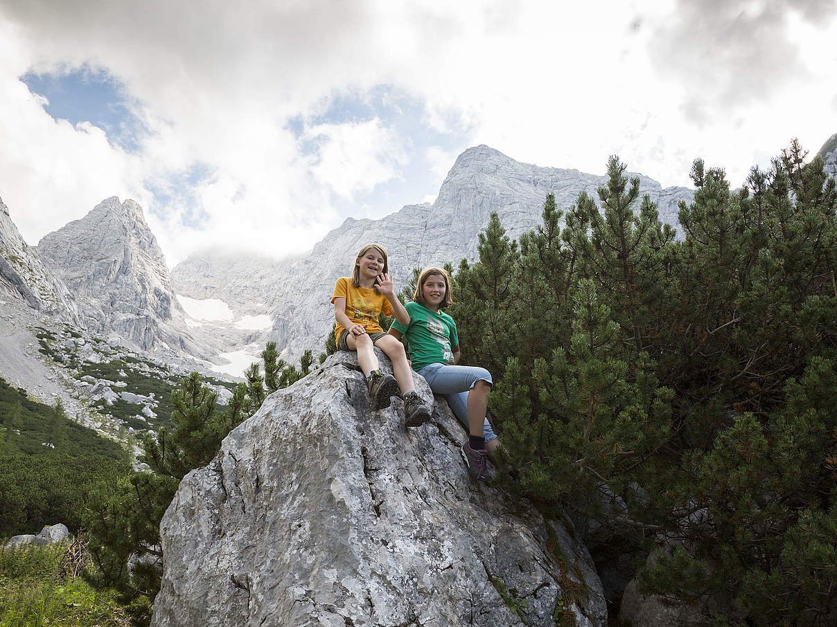 Kinder auf Felsbrocken im Gebirge © Jörg Fokuhl / WWF WWF Jugendcamp Berchtesgaden Hintersee 2016