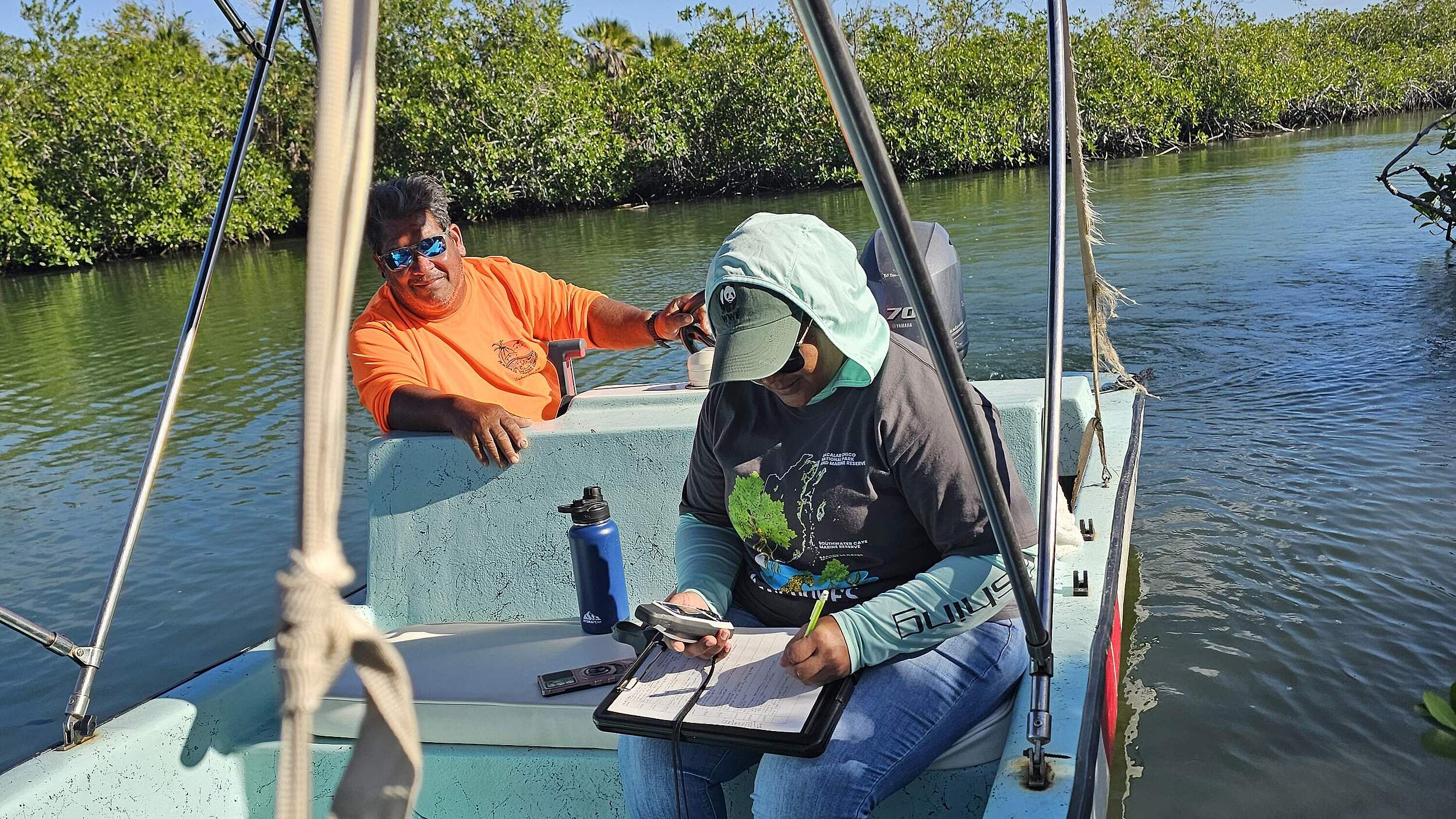 Abigail Garbutt bei der Mangrovenuntersuchung © WWF Mesoamérica