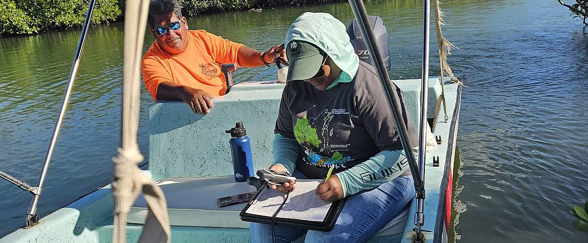 Abigail Garbutt bei der Mangrovenuntersuchung © WWF Mesoamérica